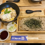 中村麺兵衛 - 親子丼とそば　890円（税込 970円）