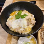 Nakamura Menbei - 大山とりを使った親子丼、半熟卵状態です♪そんなに混ぜ混ぜしない卵とじですね。