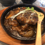 炭火焼肉と炉端 康 - 煮込みハンバーグ。デミグラスソース味