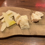 バール エ ターヴォラ カルダ ラ・ジョストラ - イタリア産チーズ3種盛り(1,250円)