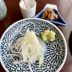 蕎麦藍 - 薬味の葱と本山葵。金山寺味噌はサービスかな？