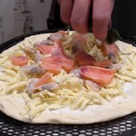 トリワイン ＰＩＫＯＳＨＨＨＵ - 鮭とあさりのピザ、仕込み中