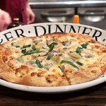 トリワイン ＰＩＫＯＳＨＨＨＵ - 鮭とあさりのピザ