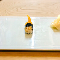 貴乃 - ✽ アオヤギ　酢飯を小さくして頂きました。　この艶とフォルムが印象的。美しく美味しいのでもう一貫お願いしました。こちらはその二貫目の写真です。