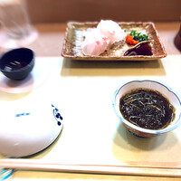 貴乃 - ✽ スタートです。コースで頂かず、親方と相談して決めました。熱燗を頂きながら、つまみのお刺身とお通しのもずくを頂くところです。