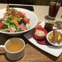世界のワイン博物館 グランフロント大阪店  - （2018年5月）燻製チキンのサラダボウルとキッシュのセット900円（税込み）