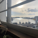 雀家 - 窓から見える三崎港、とにかく景色が最高！少し暑いくらいの日差しの強さには注意。