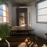 雀家 - ウッドとアイアンの家具で統一された落ちつた内装