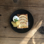 雀家 - パイの上の林檎と添えられたコンポート違う食感の美味しさが味わえるアップルパイ トッピングは生クリームとアイスから選べる。