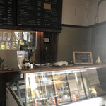 雀家 - カフェの入口でオーダーと会計を済ませて席へ