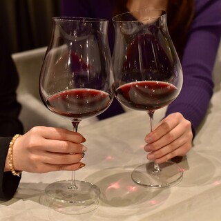 ソムリエ厳選ワインや日本酒、カクテルなどを愉しみやすい価格で