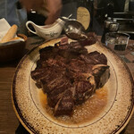 Peter Luger Steak House Tokyo - ジュワーっと泡を立てて沸騰