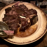 Peter Luger Steak House Tokyo - ジョワーっと焼いてくれるパフォーマンス