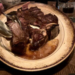 Peter Luger Steak House Tokyo - ジョワーっと焼いてくれるパフォーマンス