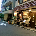 ENISHI総本店 - 【2017年6月】18時頃、店先にお待ち少々。