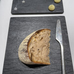 Takumi - ルヴァンという発酵パンだと言う。中々美味しい。