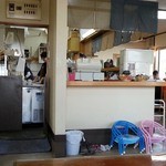 青竹手打ラーメン 日向屋 - 厨房が見えます
