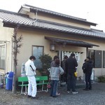 青竹手打ラーメン 日向屋 - 帰りも同じくらいのお客さんが待っていました