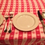 グランド・セントラル・オイスターバー&レストラン - 薄暗い照明に紅白のクロスが可愛い