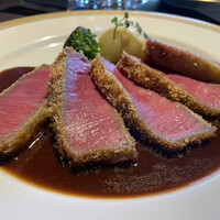 洋食 つばき - 最初はやっぱりこの写真を出したい♪キラキラ光るビーフカツ。
