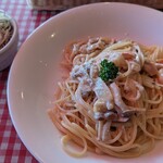 ルイパパ - エビとしめじのクリームパスタ