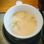 日本料理 旬香 - 鶏肉 海老 筍 しめじ 銀杏としっかりした具材とダシの茶碗蒸し！