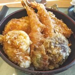 日本料理 旬香 - 見た目は色濃い衣の江戸前風ですがオリーブオイルで揚げてるそうです！手前には那須御用卵温玉天ぷら！