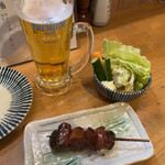 炭火串焼 鳥福 - 生ビールとお通しの野菜盛りに肝