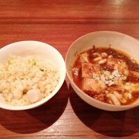 魚China YO - 「ホタテとアスパラ入り オレンジ風味のチャーハン&旨辛！魚介ミンチの白子入り麻婆豆腐」