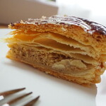 ラトリエ ドゥ ノノ - ガレット・デ・ロワ　断面