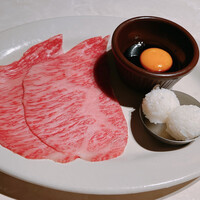 Yakiniku BarBies - 鉄鍋焼きすき
                    サーロイン、ライスボール、卵黄