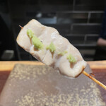 YAKITORI 燃 es - 初ホロホロ鳥をささみで御挨拶とは嬉し過ぎます！そしてしっとりとレアな火入れも絶妙！