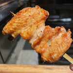 YAKITORI 燃 es - 手羽だけは敢えて伊達鳥を使用、大振りで綺麗な火入れが光ります！しゃぶりつく一本です！