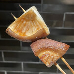 YAKITORI 燃 es - 茄子同様に躍るふりかけは無用とばかりに素晴らしい火入れと串打ちです！傘の巻き込み部が萎縮せずに皺無しでこんなにも原型を留めてるのも素晴らしいかと、正に原木椎茸ですね！笑笑