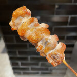 YAKITORI 燃 es - 手羽元はこれまで確か串打ちされて無かったと記憶してますので嬉しく頂きました！手羽中とは違う弾力が溜まりません！