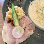 カニ蟹 crab noodle 三宮 - チャーシューと鶏のフリット