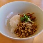 Sobakiri Ishigaki - そば実なめこおろし（550円）そば実、なめこ、鰹節を蕎麦つゆで炊き辛味大根と和えたもの（2021年11月）