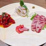 焼肉あきら - 新鮮ホルモンの先付
      和牛ユッケ、ミノ刺し、ハラミ刺し