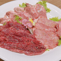 焼肉あきら - 黒タン盛り合わせ
                    上タン、タン先、タン下