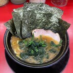 家系ラーメン 王道家 - ラーメン700円麺硬め。海苔増し100円。