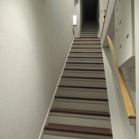 ひがしやま 司 - ビルの入り口が階段