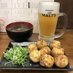 Takoyaki Ikayaki Hiroya - だしたこ焼450円と生ビール450円