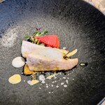 La Brianza - 能登寒ブリカルパッチョカラスミのソースキャビアマヨネーズトマトと自家製フォカッチャペースト。いろいろな添え物たちで味わい変化させながら美味しく楽しみました♡(๑´ڡ`๑)