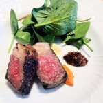 La Brianza - サカエヤ新保さん手当て熟成和牛サーロイン炭火焼きロメスコソースタスマニア産粒マスタード。新保さんの熟成お肉はサシが多めでも重くなくサラリといただけちゃうのがすごい♡逆に旨みは深いのよね〜