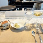 La Brianza - この日のお料理に合わせて選んで下さったワインはシャルドネ。青のりのゼッポリーニと自家製フォカッチャと、始まりにいつも揃う幸せセットです〜