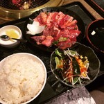 安楽亭 - トリプルBIG180ランチ(カルビ、ロース、ハラミ)/ご飯大盛/お盆に対してテーブルの幅が狭め