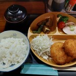 和洋酒菜 白猫 - 料理写真:ポテサラコロッケ定食　中は柔らかく衣はサクサク！スパイシーなコロッケでソースなしでも美味しい
