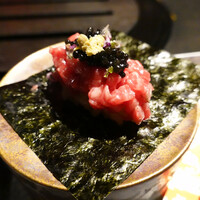 焼肉 牛印 新宿店 - タルタルユッケとキャビアの手巻き
