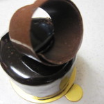 パティスリー・パリセヴェイユ - ルジェニ- コニャック風味のチョコレートビスキュイ、コーヒー風味のムース、ゴロリとしたナッツ入り。とろけるグラサージュショコラ風味の良いチョコレート、やわらかなムース、アクセントのナッツ