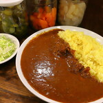 SAVOY - 料理写真:たっぷりの野菜と牛肉 16種類の香辛料が醸しだす絶妙なハーモニーのビーフカレー ¥700-
